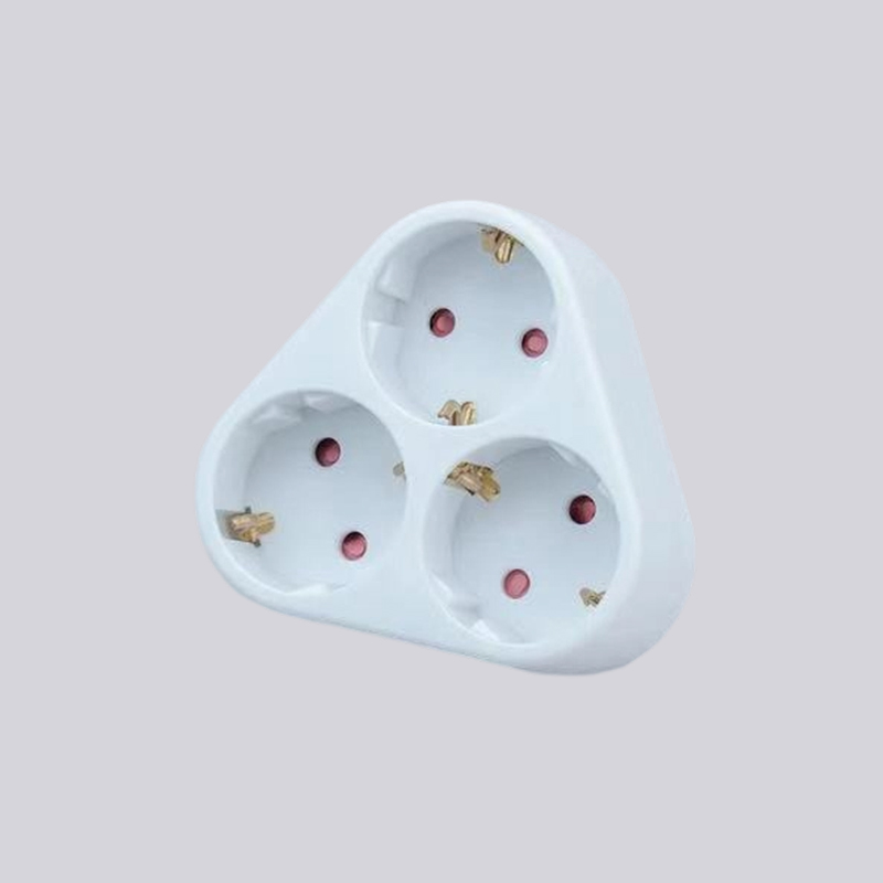 G01-03A Adaptor triunghiular cu trei prize rotunde tip german